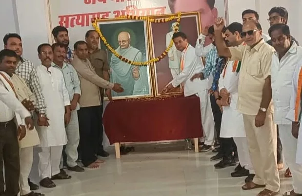 कांग्रेसियों ने राष्ट्रपिता महात्मा गांधी, पूर्व प्रधानमंत्री लाल बहादुर शास्त्री व महान स्वतंत्रता संग्राम सेनानी व पूर्व सांसद मंसूरिया दीन पासी की मनाई जयंती 2 कांग्रेसियों ने राष्ट्रपिता महात्मा गांधी, पूर्व प्रधानमंत्री लाल बहादुर शास्त्री व महान स्वतंत्रता संग्राम सेनानी व पूर्व सांसद मंसूरिया दीन पासी की मनाई जयंती | New India Times