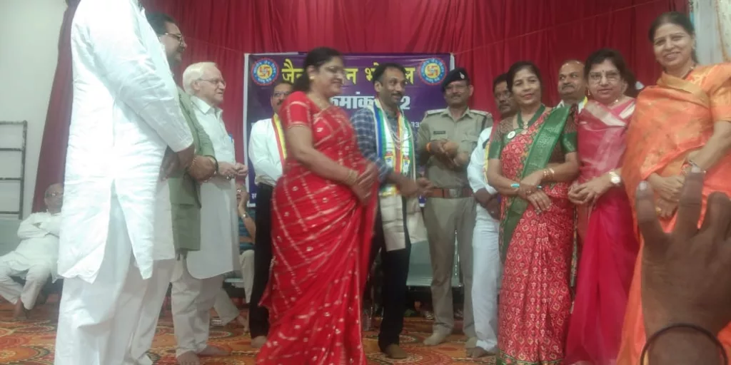 जैन मंदिर में हुई 35 लाख की चोरी का त्वरित खुलासा करने पर जैन समाज ने पुलिस अधिकारियों का किया सम्मान 3 जैन मंदिर में हुई 35 लाख की चोरी का त्वरित खुलासा करने पर जैन समाज ने पुलिस अधिकारियों का किया सम्मान | New India Times