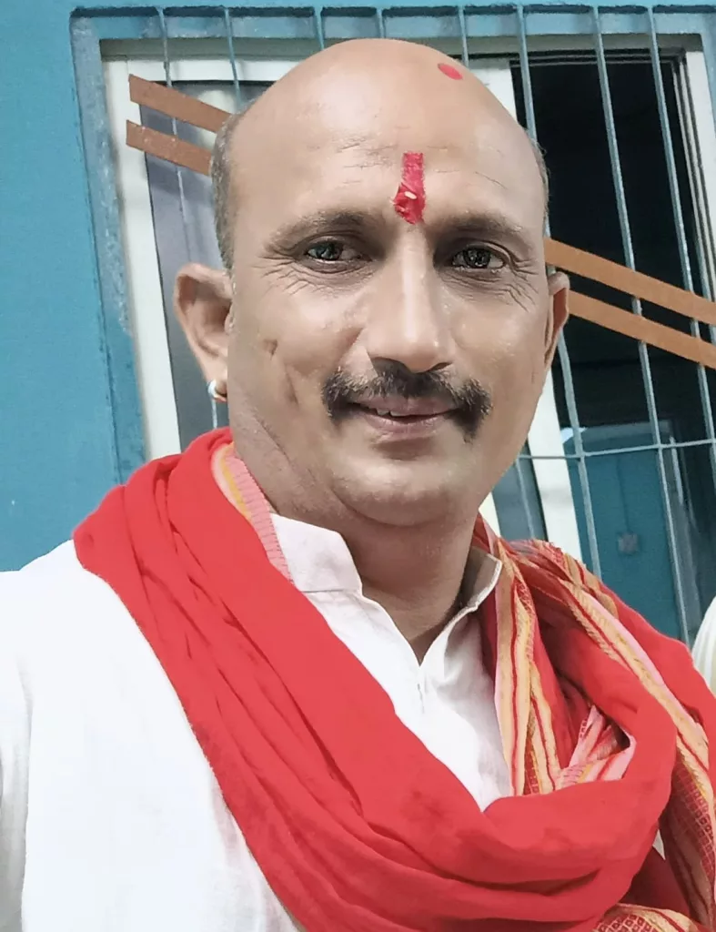 प्रसिद्ध 'कड़कनाथ' मुर्गे के इर्द-गिर्द रचे गए व्यंग्य उपन्यास में किरदार बनकर उतरे समाजसेवी राजेंद्र श्रीवास्तव नीरज | New India Times