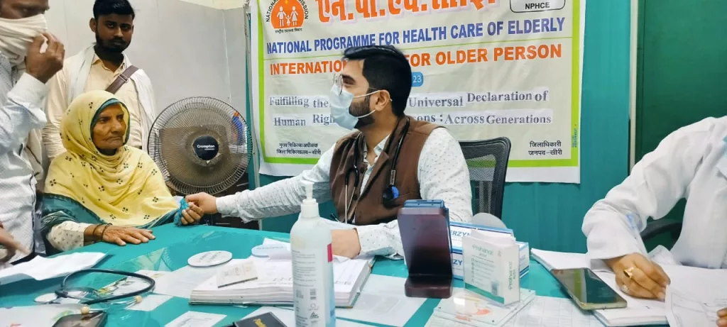 बुजुर्गों की देखभाल के लिए जिला पुरुष चिकित्सालय में लगा प्ररीक्षण शिविर, देखे गए 81 मरीज | New India Times