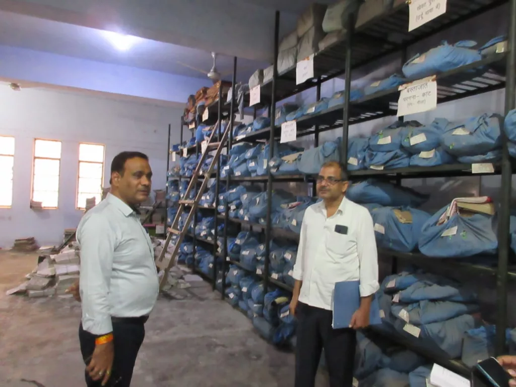 डीएम उमेश प्रताप सिंह ने तहसील सदर में मारा छापा, मचा हड़कंप | New India Times