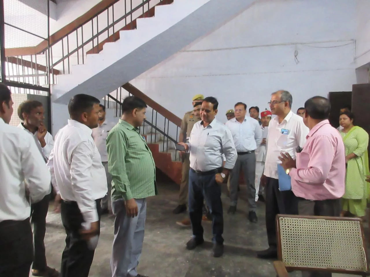 डीएम उमेश प्रताप सिंह ने तहसील सदर में मारा छापा, मचा हड़कंप | New India Times