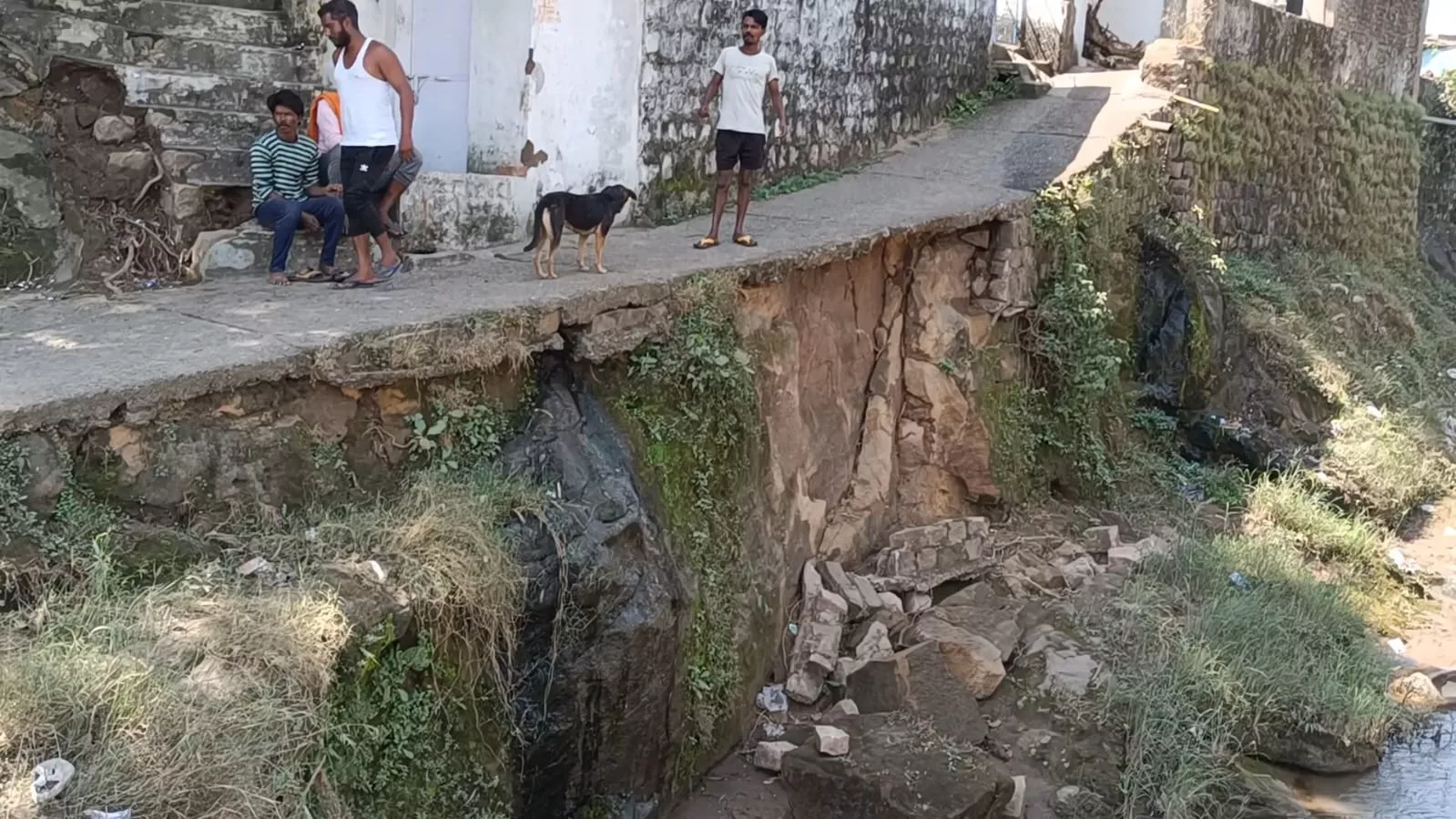 पुलिया गिरने से बना हुआ है हादसे का डर, अवगत के बाद भी नहीं हुआ निराकरण | New India Times