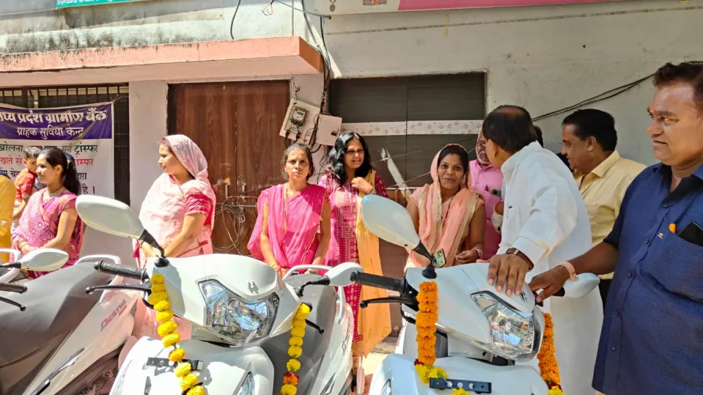 महिला समूह संगठन को की गई स्कूटी वितरण 2 महिला समूह संगठन को की गई स्कूटी वितरण | New India Times