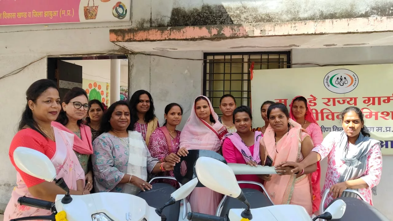 महिला समूह संगठन को की गई स्कूटी वितरण | New India Times