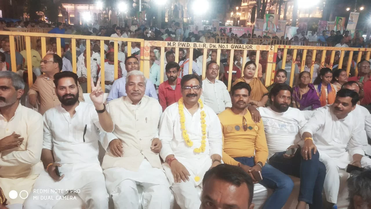 श्रीमंत सिंधिया ने फेंकी फूल माला, सीधे पहुंची सत्येन्द्र शर्मा के गले में | New India Times