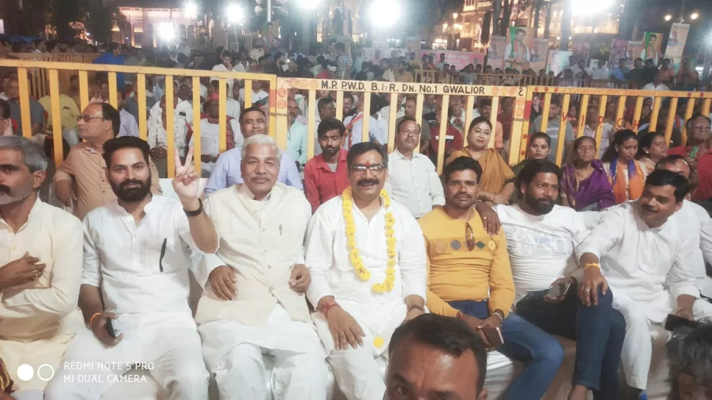 श्रीमंत सिंधिया ने फेंकी फूल माला, सीधे पहुंची सत्येन्द्र शर्मा के गले में | New India Times