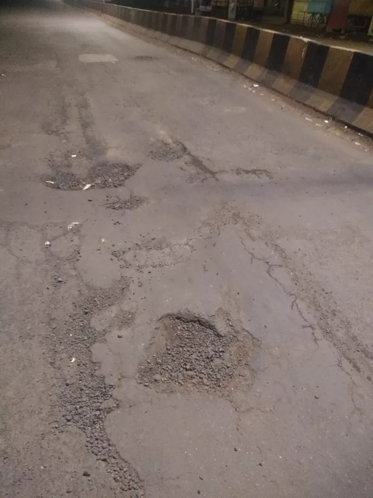 चांद की सतह बन गया अंकलेश्वर राजमार्ग, चोपड़ा को जोड़ने वाले तापी ब्रिज की हालत गंभीर, पहुर- पाचोरा सड़क निर्माण प्रक्रिया से बाय रोड़ गायब | New India Times