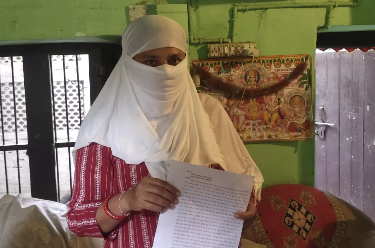 शादीशुदा युवती को ब्लैकमेल कर किया रेप, आरोपी के खिलाफ दी गई तहरीर | New India Times