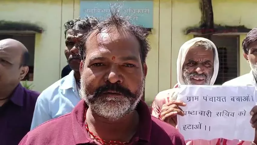 भ्रष्टाचार की शिकायत को लेकर ग्रामीणों ने की तहसीलदार से शिकायत 2 भ्रष्टाचार की शिकायत को लेकर ग्रामीणों ने की तहसीलदार से शिकायत | New India Times