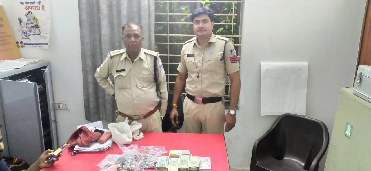 थाना ऐशबाग पुलिस द्वारा धारा 376(2)(एन), 506 भादवि 5 (एल)/6 पाक्सो एक्ट के आरोपी से लाखों रुपये के सोने-चाँदी के जेवरा व नगदी किया बरामद | New India Times