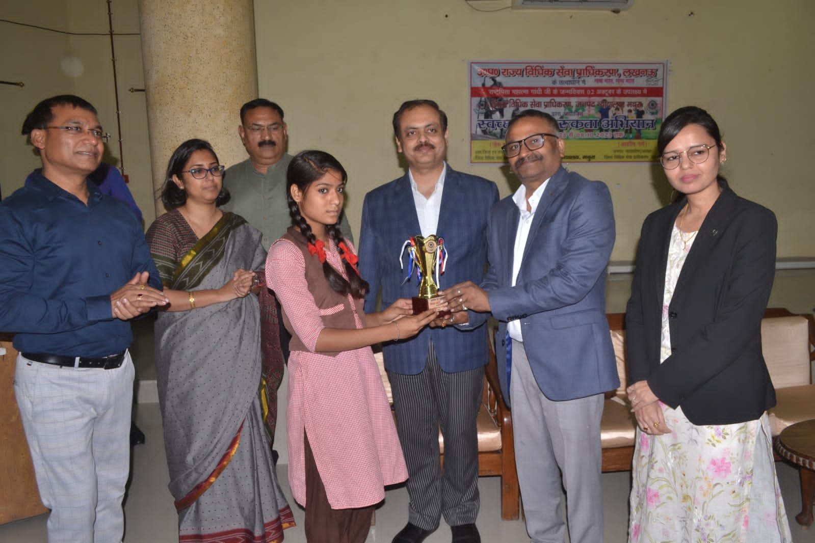 मथुरा जनपद न्यायाधीश आशीष गर्ग द्वारा, स्वच्छता जागरूकता अभियान के अंतर्गत निबन्ध एवं चित्रकला प्रतियोगिता में छात्र-छात्राओं को किया गया पुरुस्कृत | New India Times