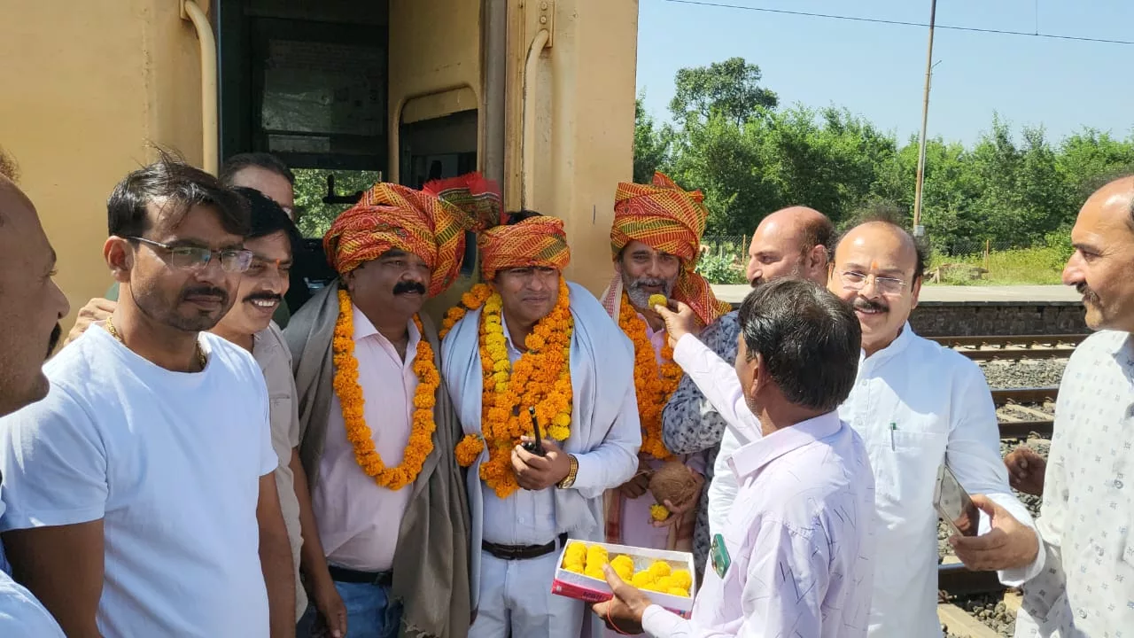 ट्रेन संख्या 12197/98 का पिपरई, शाढ़ौरा स्टेशन स्टॉपेज होने पर जैड आर यू सी सी मेंबर ट्रेन लोको पायलट एवं गार्ड का यात्रियों ने किया स्वागत | New India Times