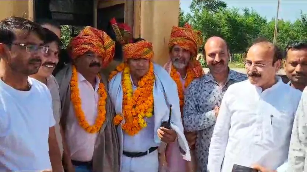 ट्रेन संख्या 12197/98 का पिपरई, शाढ़ौरा स्टेशन स्टॉपेज होने पर जैड आर यू सी सी मेंबर ट्रेन लोको पायलट एवं गार्ड का यात्रियों ने किया स्वागत 2 ट्रेन संख्या 12197/98 का पिपरई, शाढ़ौरा स्टेशन स्टॉपेज होने पर जैड आर यू सी सी मेंबर ट्रेन लोको पायलट एवं गार्ड का यात्रियों ने किया स्वागत | New India Times