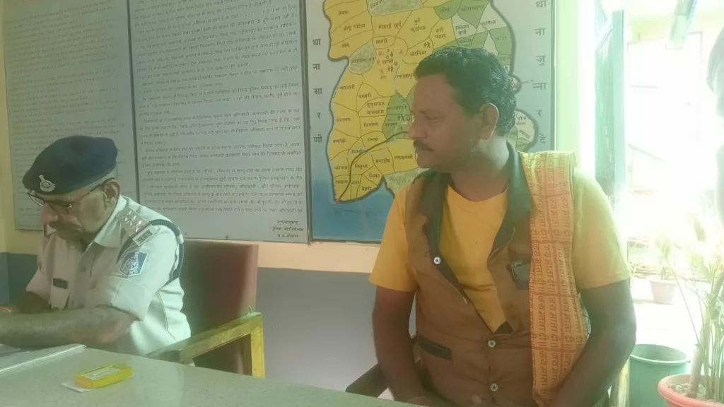 नवागत दमुआ पुलिस अधिकारी ने पत्रकारों से की भेंट 2 नवागत दमुआ पुलिस अधिकारी ने पत्रकारों से की भेंट | New India Times