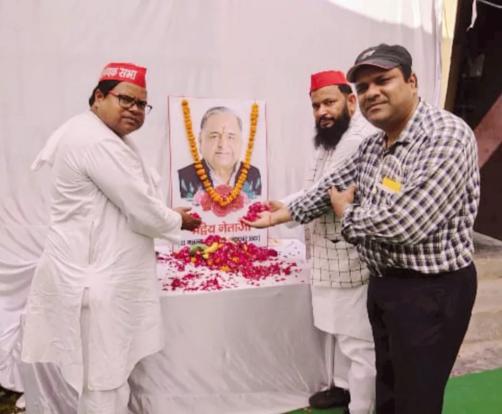 बागपत मुख्यालय पर मुलायम सिंह यादव को सैंकड़ों लोगों ने दी श्रद्धांजली | New India Times