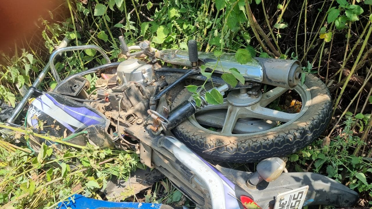 दो पहिया वाहन पे सवार पिता-पुत्र आए कंटेनर की चपेट में, पिता-पुत्र की घटनास्थल पर ही मौत | New India Times