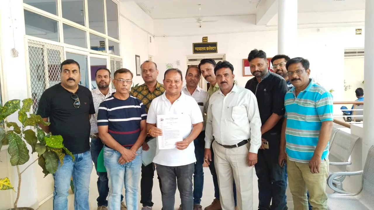 लक्ष्मीगंज में मंच बनाये जाने का विरोध, उद्योग महासंघ ने सौंपा ज्ञापन | New India Times