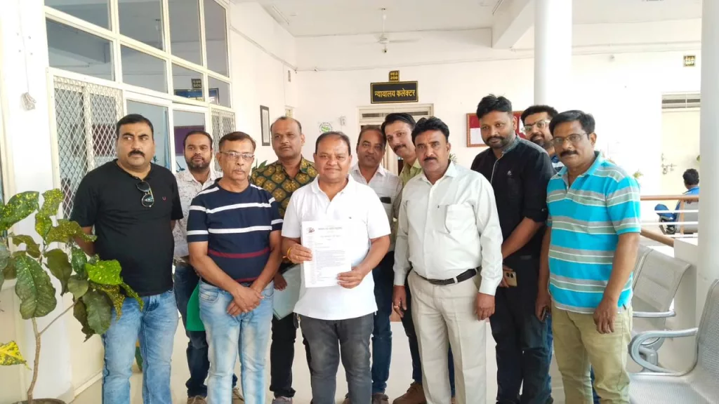 लक्ष्मीगंज में मंच बनाये जाने का विरोध, उद्योग महासंघ ने सौंपा ज्ञापन 2 लक्ष्मीगंज में मंच बनाये जाने का विरोध, उद्योग महासंघ ने सौंपा ज्ञापन | New India Times