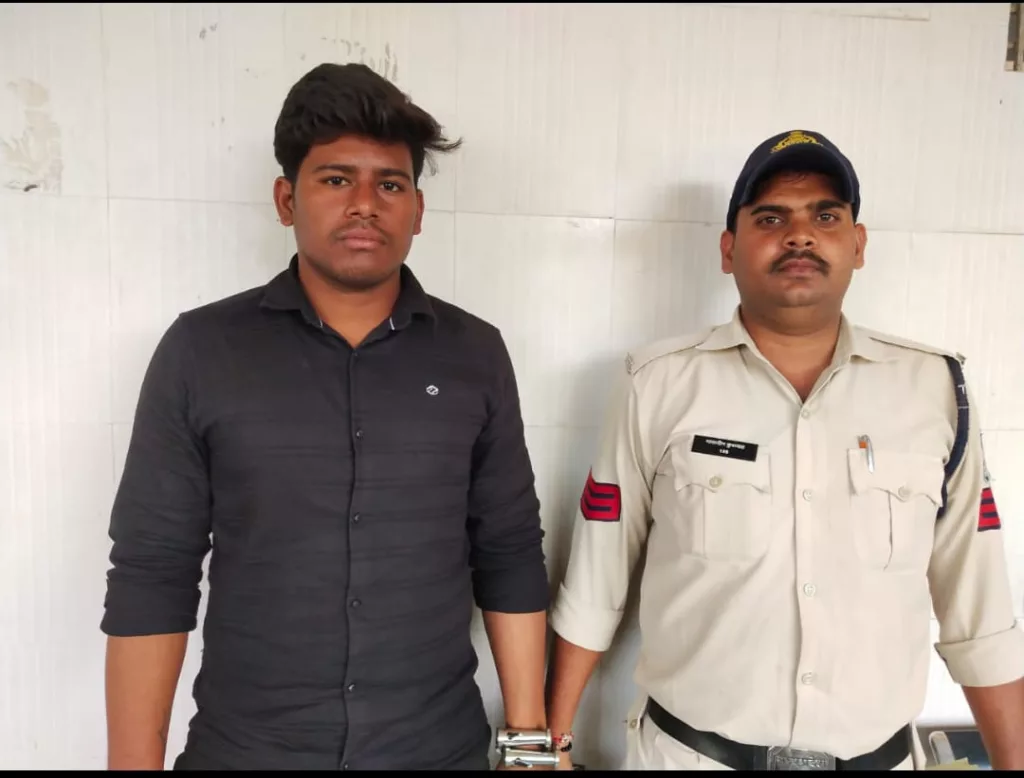 नेपानगर पुलिस ने सीवल पुलिया तिराहे के पास घेराबंदी कर एक आरोपी के कब्जे से 01 किलो 200 ग्राम गांजा किया जप्त 2 नेपानगर पुलिस ने सीवल पुलिया तिराहे के पास घेराबंदी कर एक आरोपी के कब्जे से 01 किलो 200 ग्राम गांजा किया जप्त | New India Times