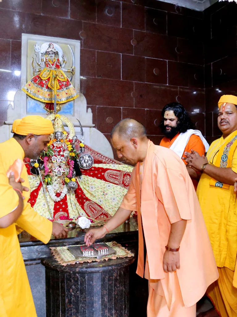 मथुरा पहुंचे मुख्यमंत्री याेगी आदित्यनाथ ने फरह में पं दीनदयाल उपाध्याय जी के स्मारक पर दीप प्रज्जवलन कर अर्पित की पुष्पांजलि | New India Times