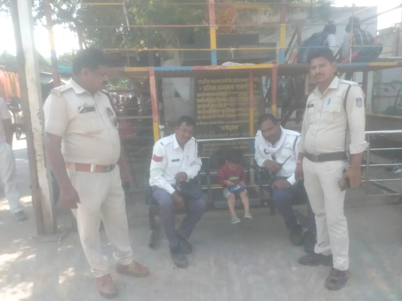 झाबुआ पुलिस ने मात्र 30 मिनट में गुम हुए बच्चे को ढूंढ कर सौंपा माता को | New India Times