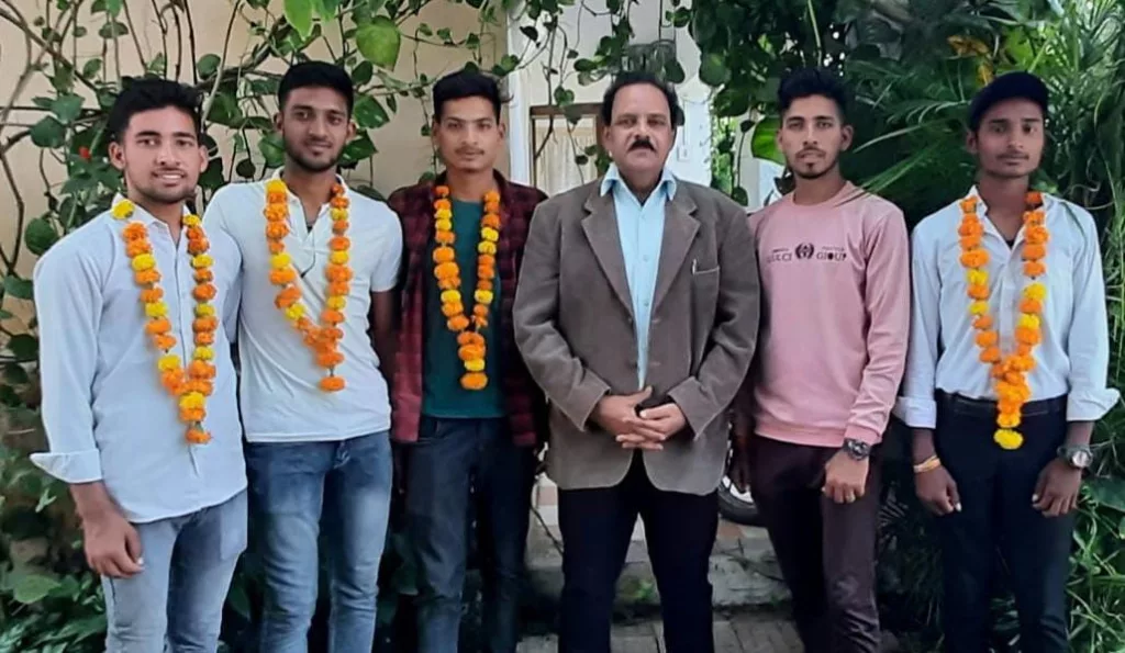 जुन्नारदेव के युवा वायु सेवा में हुए चयनित, पूर्व प्रिंसिपल का लिया आशीर्वाद | New India Times