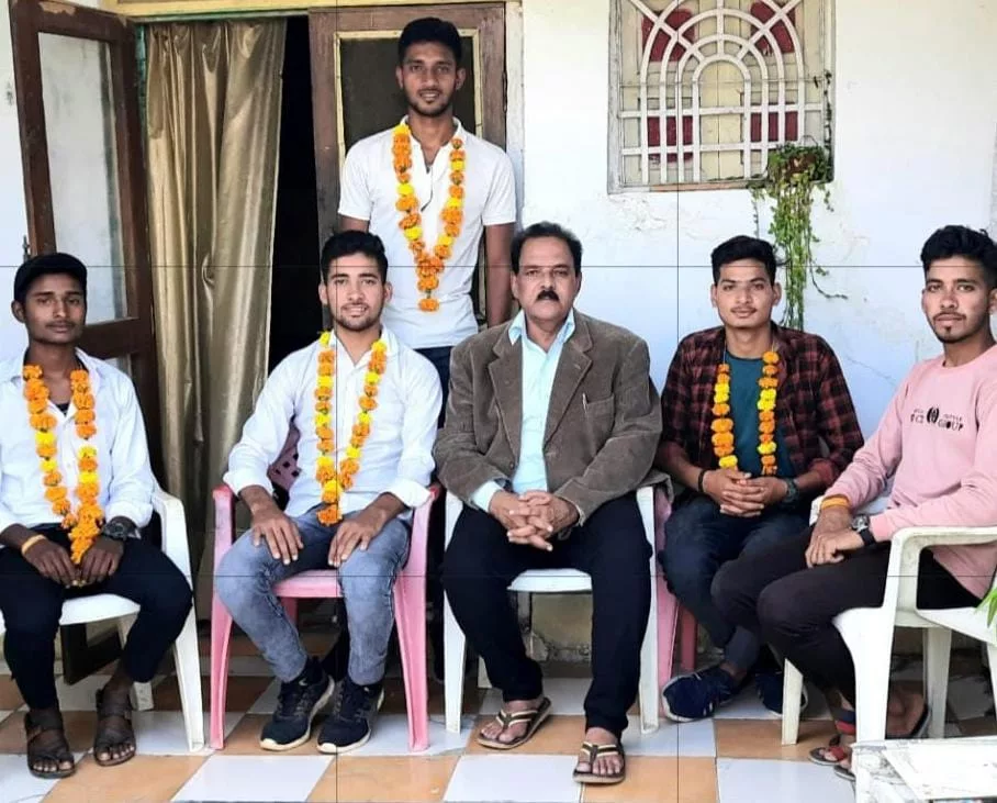 जुन्नारदेव के युवा वायु सेवा में हुए चयनित, पूर्व प्रिंसिपल का लिया आशीर्वाद | New India Times