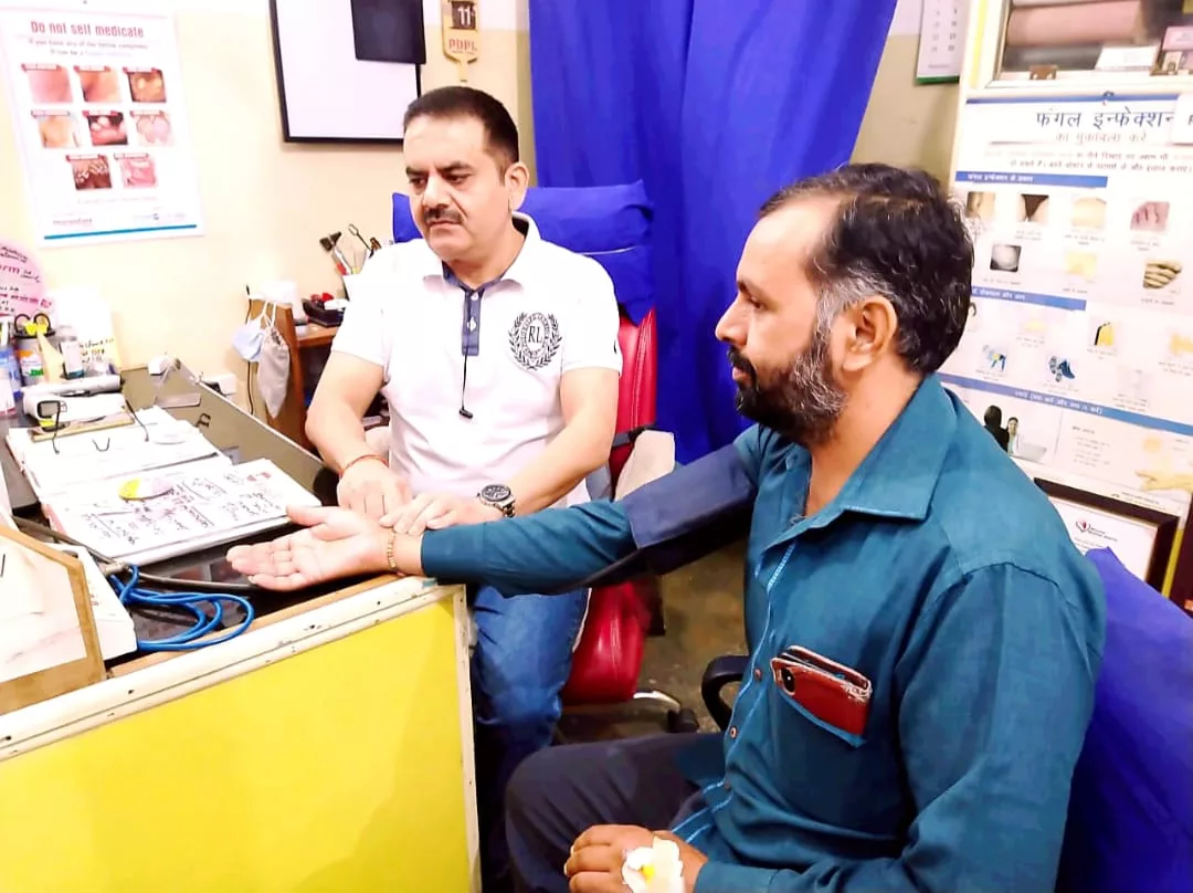 टटीरी के सुप्रसिद्ध समाजसेवी डॉ संजय तोमर ने लगाया 27वां फ्री हेल्थ कैम्प | New India Times