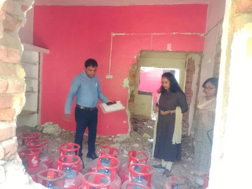 अवैध गैस रिफलिंग स्थल पर प्रशासन द्वारा की गई कार्यवाही | New India Times