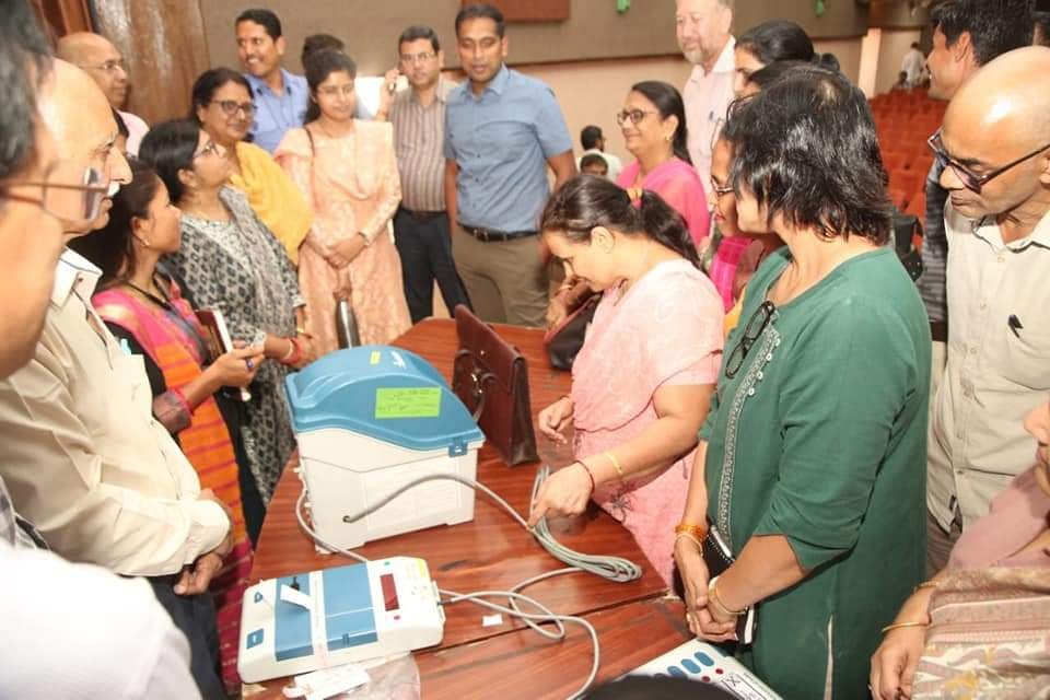 भोपाल कलेक्टर एवं जिला निर्वाचन अधिकारी श्री आशीष सिंह ने मतदान दलों को दिए जा रहे प्रशिक्षण का किया निरीक्षण | New India Times