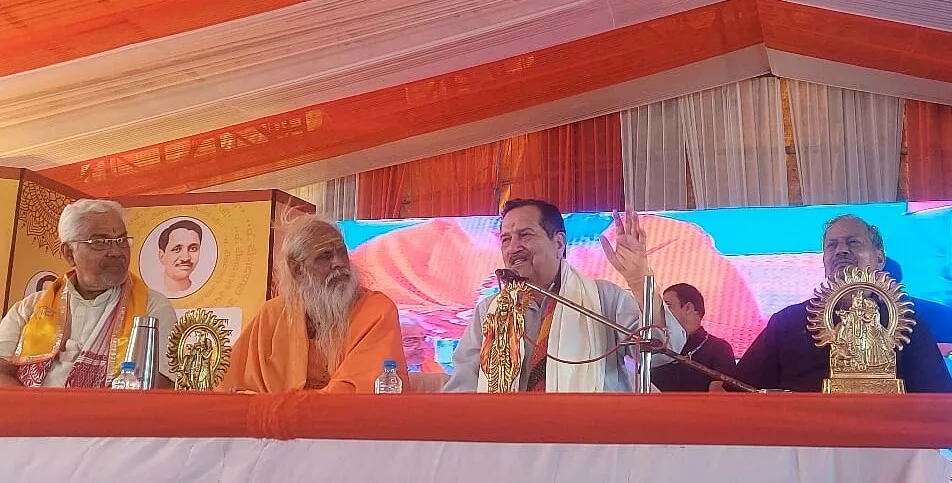 पं० दीनदयाल उपाध्याय के जन्मोत्सव मेला में दूसरे दिन गुरुवार को एकात्म मानववाद विषय पर संगोष्ठी में विचार व्यक्त करते हुए इंद्रेश जी ने कहा, भारत वह है जो सभ्यता बनाती है | New India Times