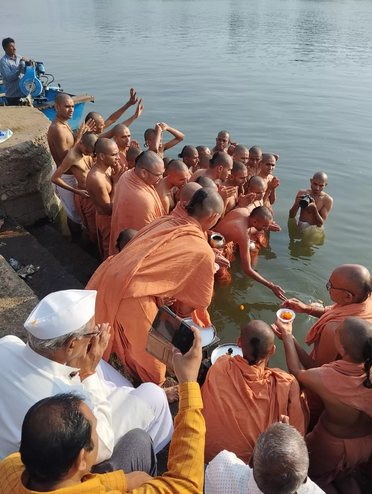 गुजरात के राजकोट से पैदल यात्रा करके बुरहानपुर के स्वामी नारायण मंदिर पहुंचे करीब 60 से 70 संत | New India Times