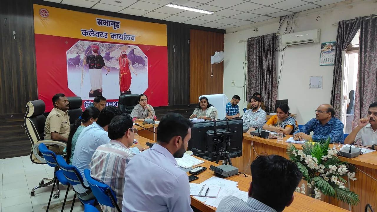 कलेक्टर ने निर्वाचन व्यवस्था अंतर्गत नियुक्त नोडल/सहयोगी अधिकारियों के साथ कर्मचारियों की ली बैठक | New India Times
