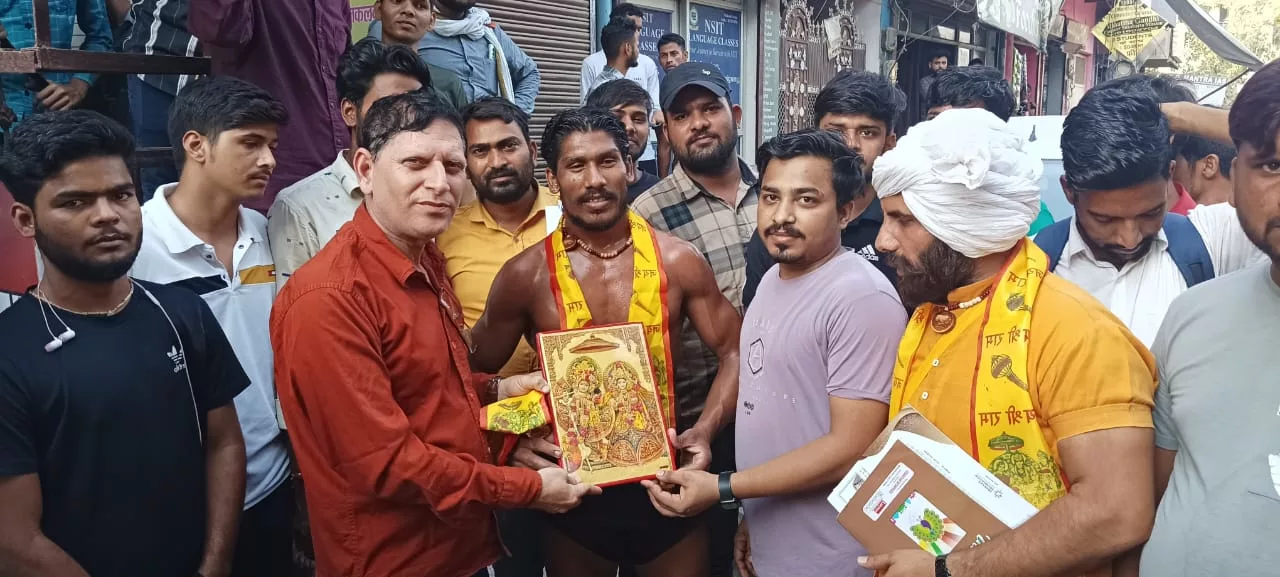 वर्ल्ड रिकॉर्ड बनाने के लिए देसी टार्जन पधारे मथुरा | New India Times