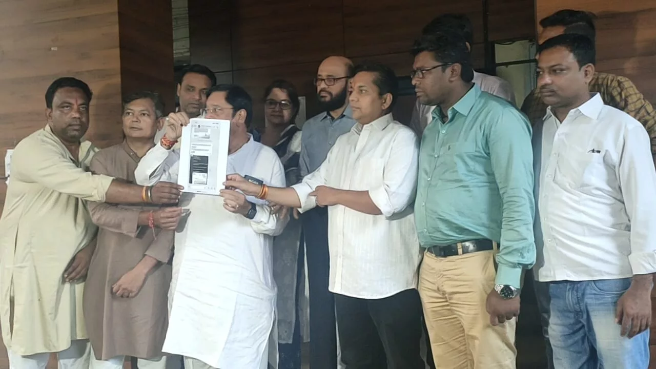 पूर्व मुख्यमंत्री दिग्विजयसिंह के नाम से फर्जी लेटरहेड बनाकर सोशल मीडिया में अपने ट्वीटर हैण्डल से वायरल करने वाले भाजपा प्रवक्ता हितेश बाजपेयी के खिलाफ कांग्रेस ने साइबर सेल को शिकायत सौंप कर की कार्रवाई की मांग | New India Times