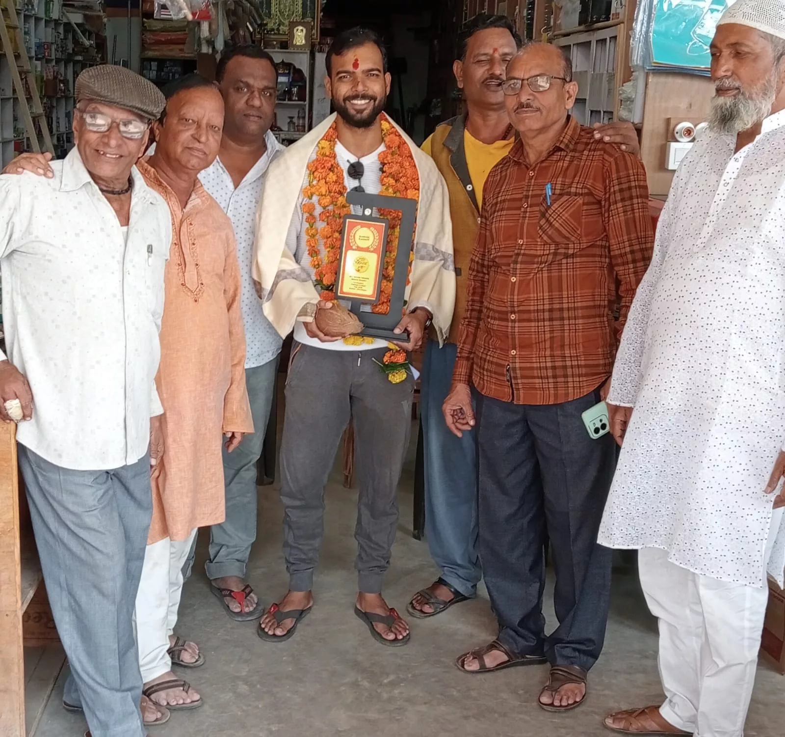 शिक्षा ग्रहण करने जा रहे मेघावी छात्र का किया गया अभिनंदन | New India Times