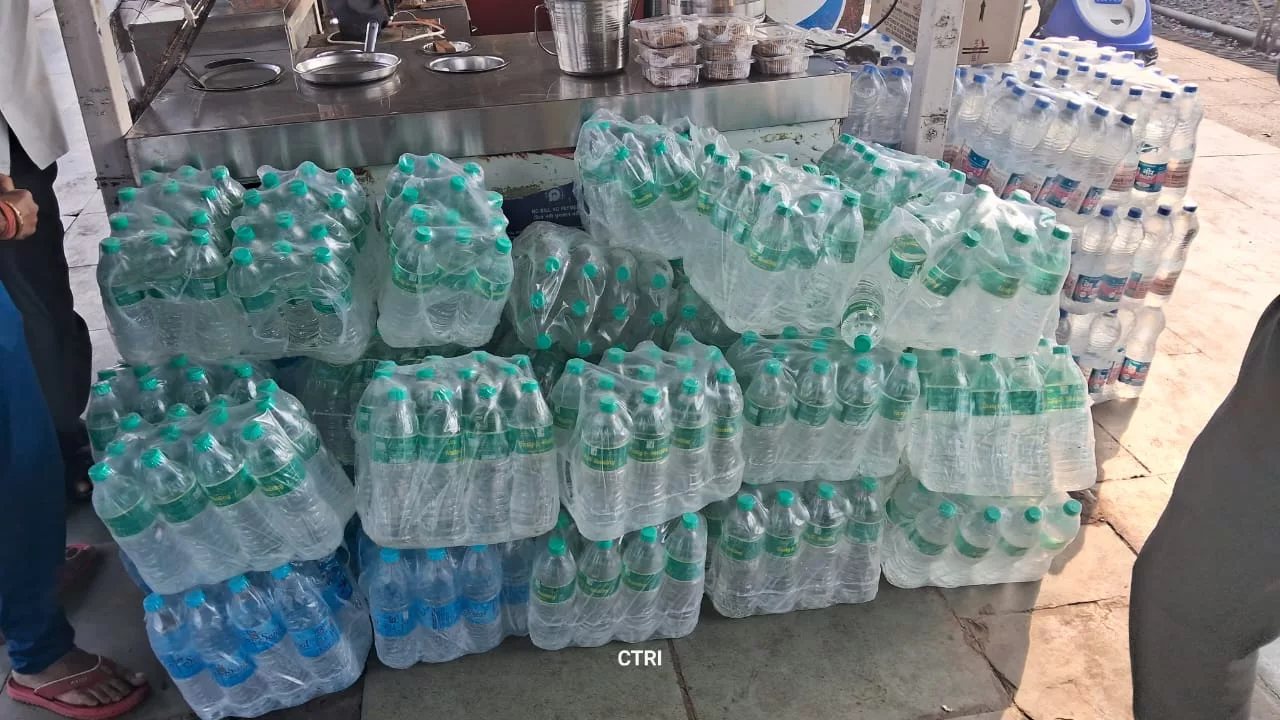 भोपाल रेलवे स्टेशन पर वरिष्ठ मंडल वाणिज्य प्रबन्धक नें कुशीनगर एक्सप्रेस के पैंट्री कार का किया औचक निरीक्षण | New India Times