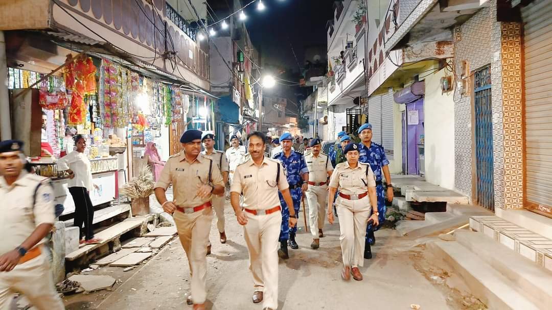 आगामी विधानसभा चुनाव एवं त्योहारों के चलते पुराने भोपाल में किया गया पैदल फ्लैग मार्च 1 आगामी विधानसभा चुनाव एवं त्योहारों के चलते पुराने भोपाल में किया गया पैदल फ्लैग मार्च | New India Times