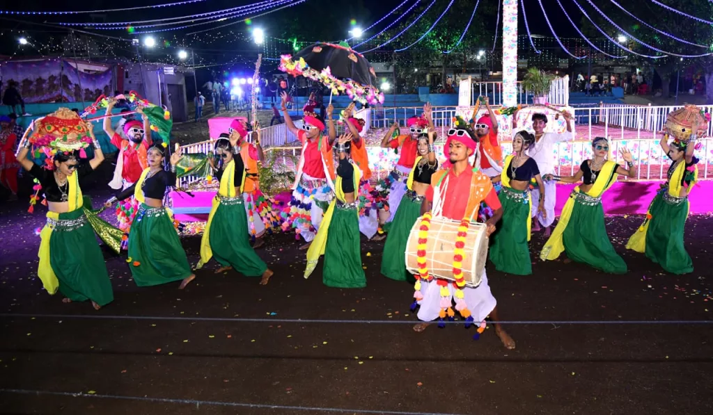 आस्था का सैलाब उमड़ रहा फुट तालाब में, माँ के गरबो की देर रात्रि तक चल रही धुम 4 आस्था का सैलाब उमड़ रहा फुट तालाब में, माँ के गरबो की देर रात्रि तक चल रही धुम | New India Times