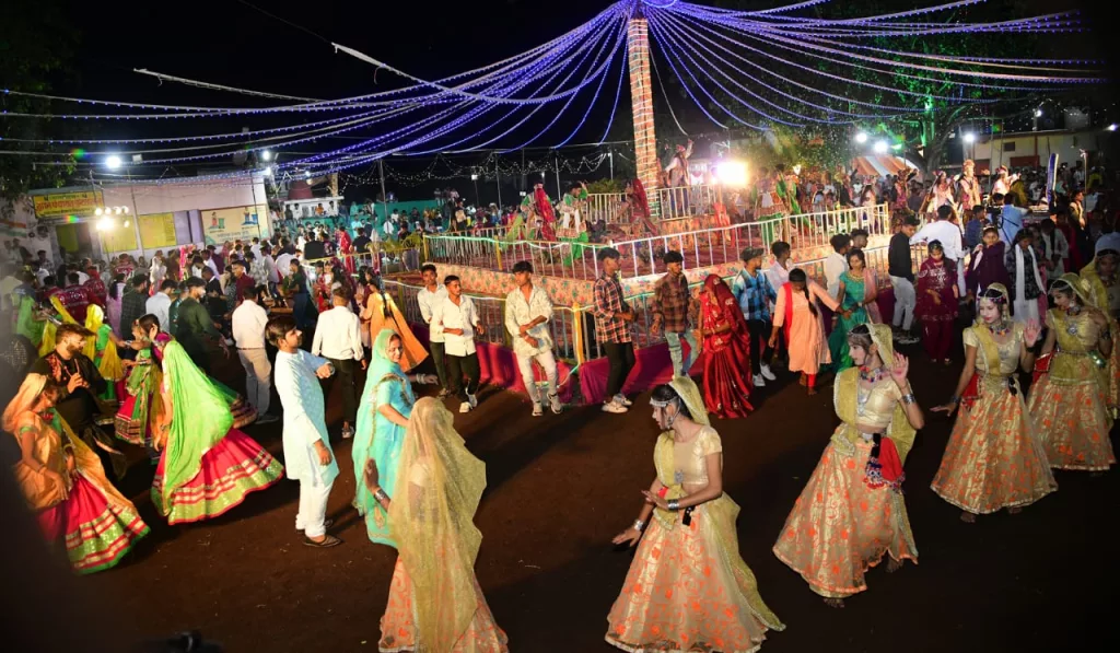 आस्था का सैलाब उमड़ रहा फुट तालाब में, माँ के गरबो की देर रात्रि तक चल रही धुम 5 आस्था का सैलाब उमड़ रहा फुट तालाब में, माँ के गरबो की देर रात्रि तक चल रही धुम | New India Times