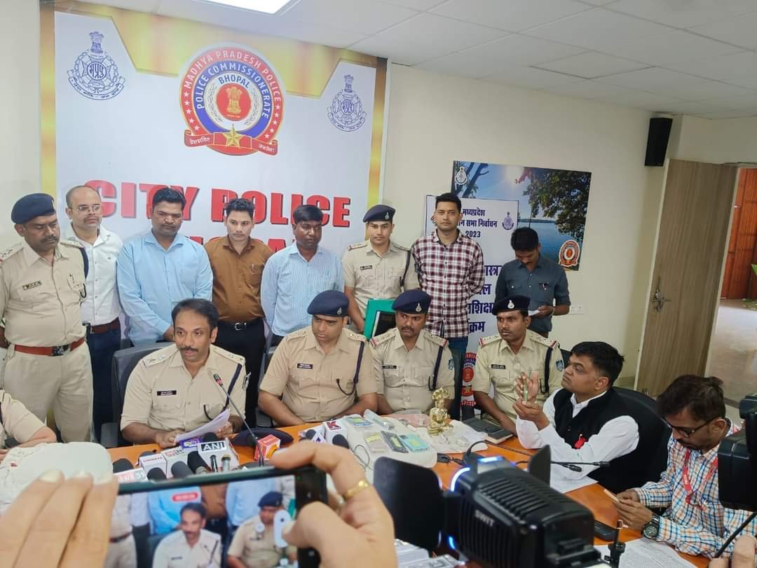 कार पर ऑयल डालकर चोरी की <br>वारदात करने वाले को थाना हनुमानगंज की पुलिस ने गिरफ्तार कर कई महत्वपूर्ण दस्तावेज़ किया बरामद 1 कार पर ऑयल डालकर चोरी की <br>वारदात करने वाले को थाना हनुमानगंज की पुलिस ने गिरफ्तार कर कई महत्वपूर्ण दस्तावेज़ किया बरामद | New India Times