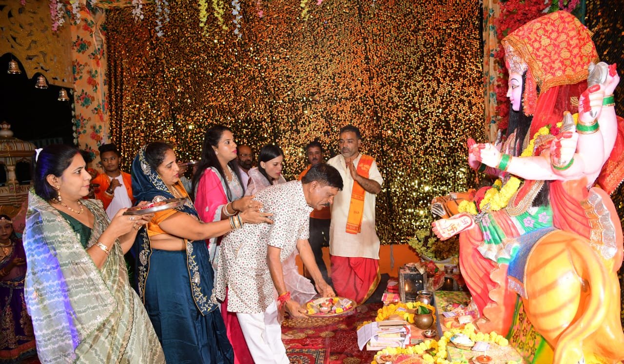 अहमदाबाद के प्रसिद्ध गायक कलाकारों को सुनने और प्रसिद्ध गुजराती गरबा के लिए आतुर हैं श्रद्धालु 1 अहमदाबाद के प्रसिद्ध गायक कलाकारों को सुनने और प्रसिद्ध गुजराती गरबा के लिए आतुर हैं श्रद्धालु | New India Times