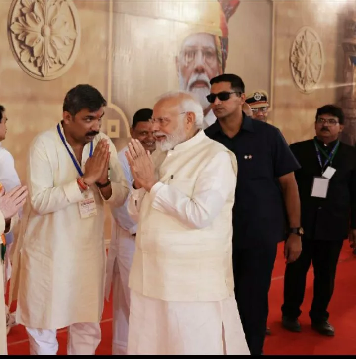 प्रधानमंत्री श्री नरेंद्र मोदी जी ने गाड़ी रोककर सत्येन्द्र शर्मा के नेतृत्व में भव्य स्वागत को स्वीकार करते हुए किया अभिनंदन | New India Times