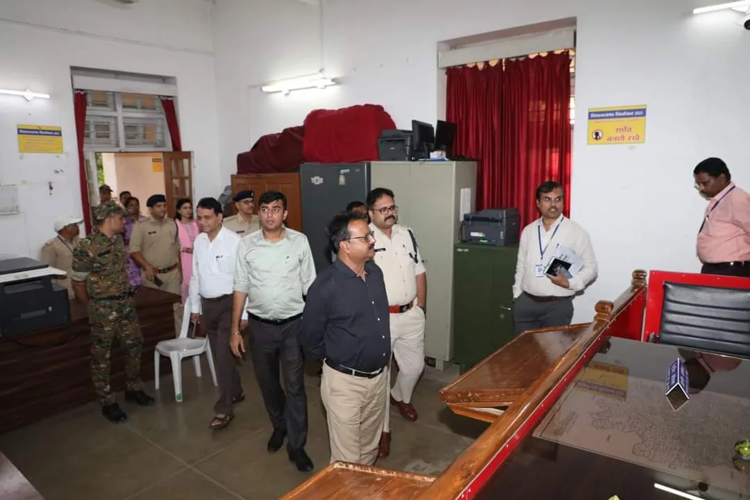 कलेक्टर श्री पुष्प एवं पुलिस अधीक्षक श्री वर्मा ने किया नाम निर्देशन पत्र प्राप्ति स्थलों एवं परिसर का निरीक्षण | New India Times