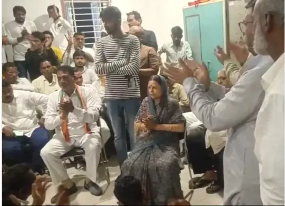 दिवंगत सांसद स्वर्गीय नंदकुमार सिंह चौहान के युवा पुत्र हर्षवर्धन सिंह चौहान क्या बगावत करेंगे? | New India Times