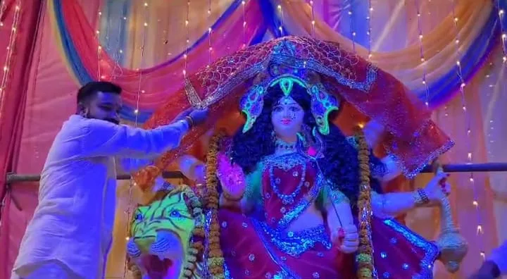 "गौतम ग्रुप ने झकनावदा पहुंचकर चढ़ाई माता रानी को चुनरी, लिया मां का आशीर्वाद | New India Times