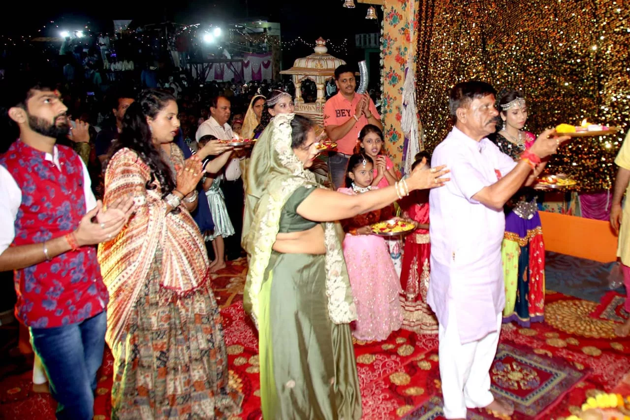 शक्ति की भक्ति के लिए पहुंच रहे हैं श्रद्धालु फुट तालाब, पंडाल भी पड़ गया छोटा, आयोजकों को करना पड़ा अतिरिक्त व्यवस्थाएँ | New India Times