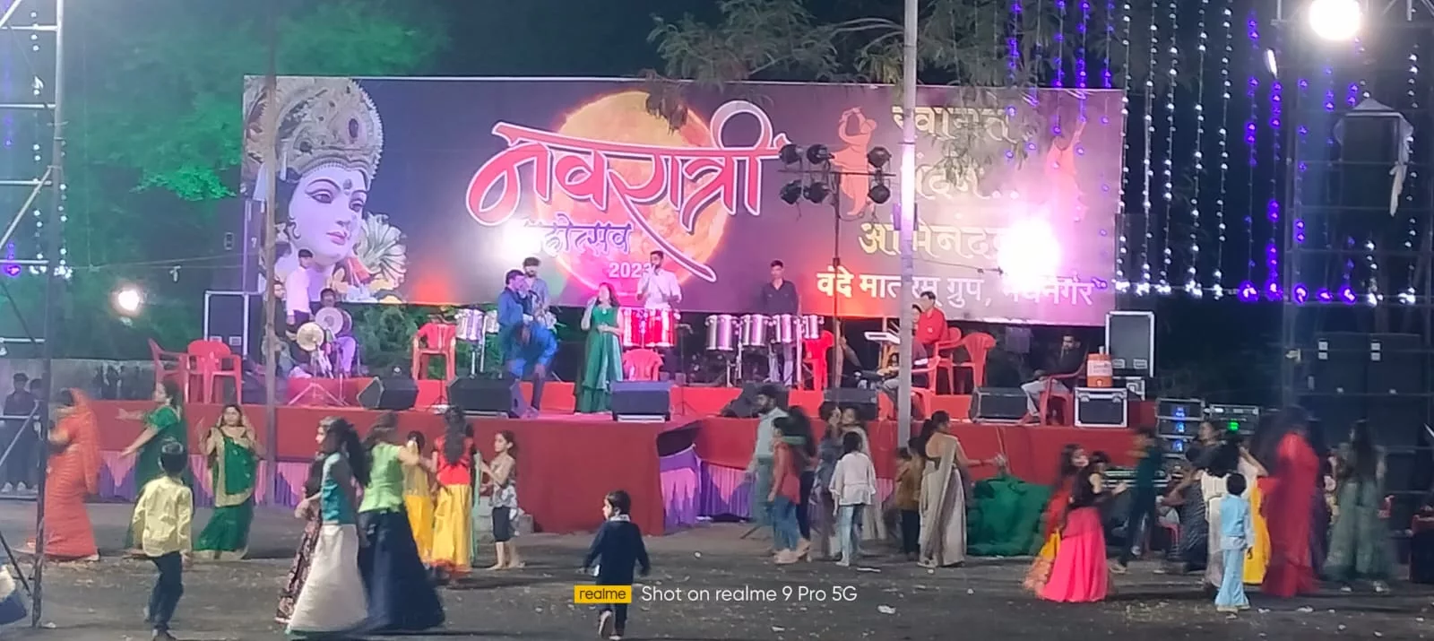 मेघनगर दशहरा मैदान पर वेरावल राजकोट गुजरात के गायक कलाकारों की शानदार प्रस्तुति के साथ गरबा पांडाल में गरबो की धूम | New India Times