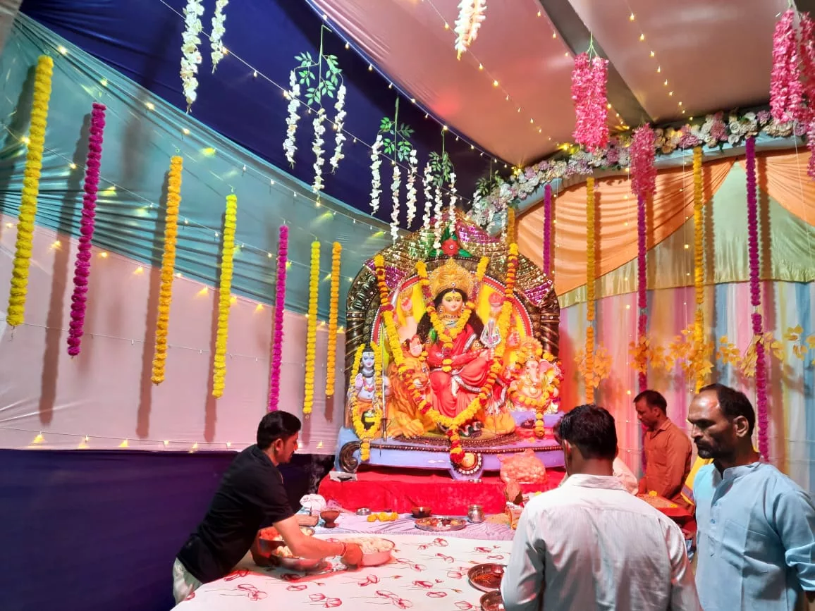 सार्वजनिक नवदुर्गा उत्सव समिति द्वारा अष्टमी के दिन किया गया कन्या भोजन का आयोजन | New India Times